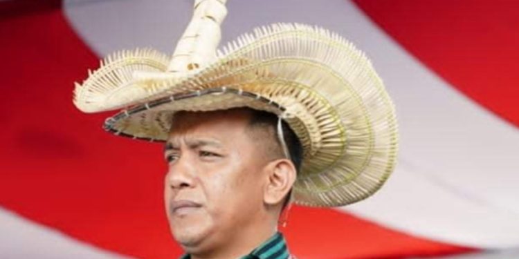 Hadiri Penurunan Bendera:Ketum PK NTT Kenakan Baju Adat Rote.