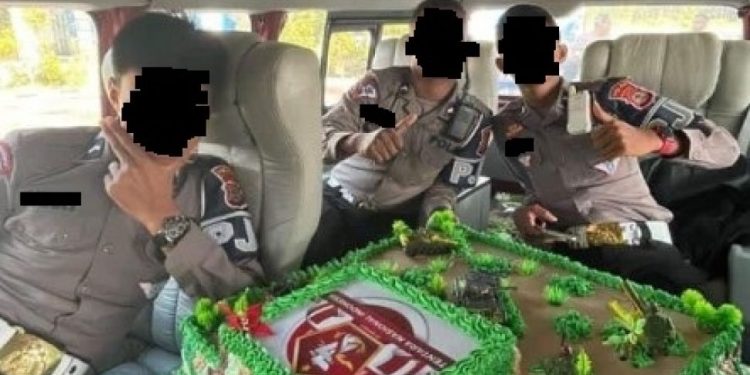 Jilat Kue HUT TNI, Dua Anggota Polisi Dipecat