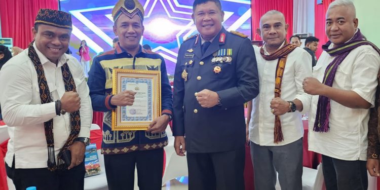 HUT Bhayangkara ke 77, Kapolda Kepri Berikan Piagam Penghargaan