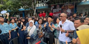 Ribuan Siswa SMPN 30 Batam Heboh Sambut John LBF, ORADO Kenalkan Domino Sebagai Permainan Edukatif